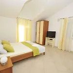 Apartamento In Okrug Gornji 33036